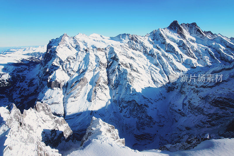 冬季瑞士阿尔卑斯山的山峰呈山脊状