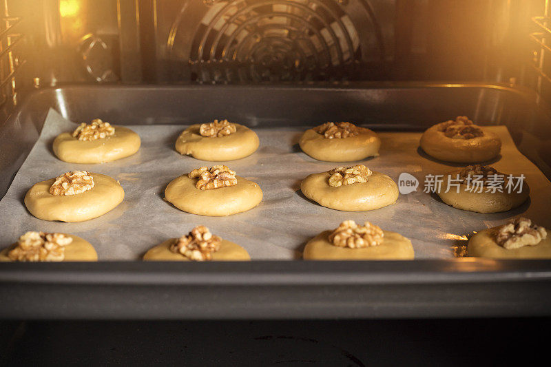 蜂蜜和核桃饼干放入烤箱，放在烤盘上，准备烘烤。家庭烹饪