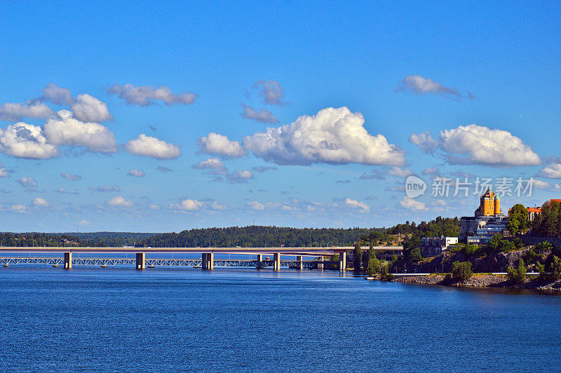 连接瑞典波罗的海斯德哥尔摩群岛的两个瑞典岛屿的桥梁