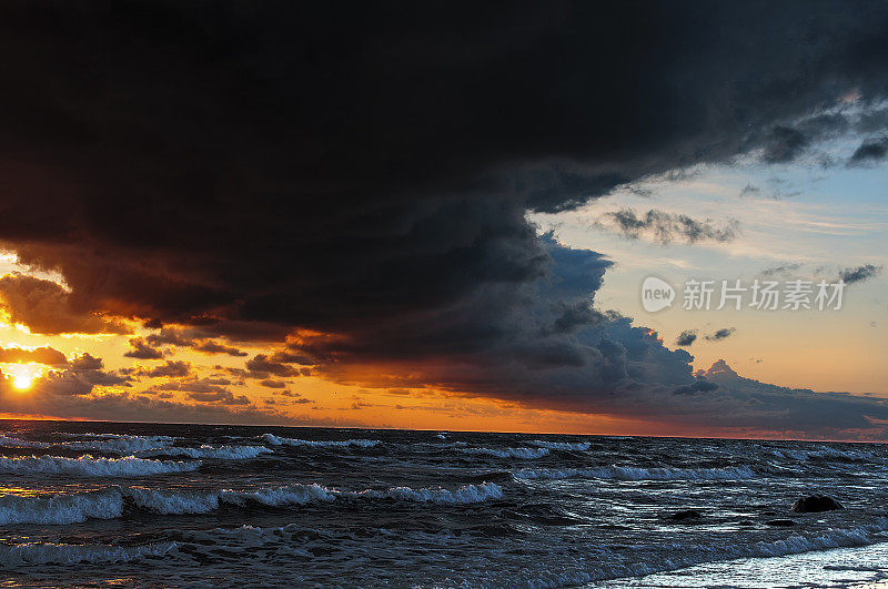 暴风雨中波罗的海明亮的日落