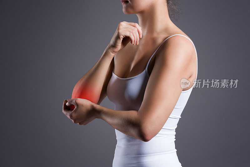 女人手肘疼痛，关节发炎