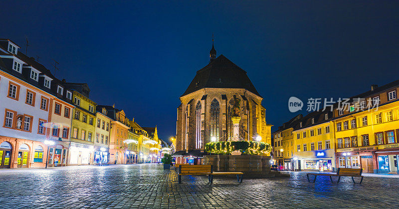 海德堡购物街场景与老圣灵教堂在晚上在德国