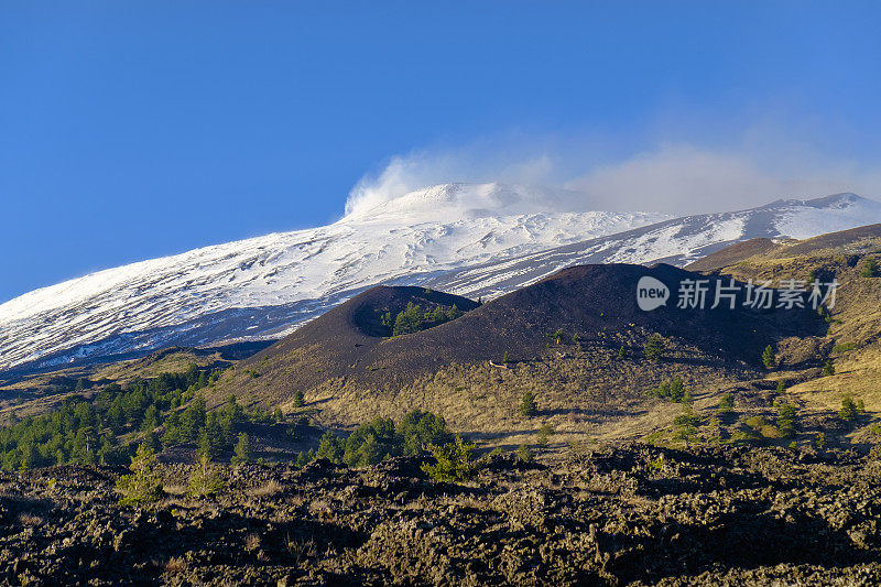 有冒烟峰的埃特纳山(联合国教科文组织世界遗产);它位于西西里岛(意大利)东海岸的埃特纳公园。