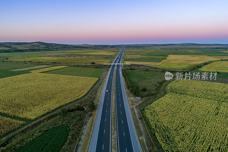 美丽的穆迪天空在特拉基亚高速公路在保加利亚鸟瞰图