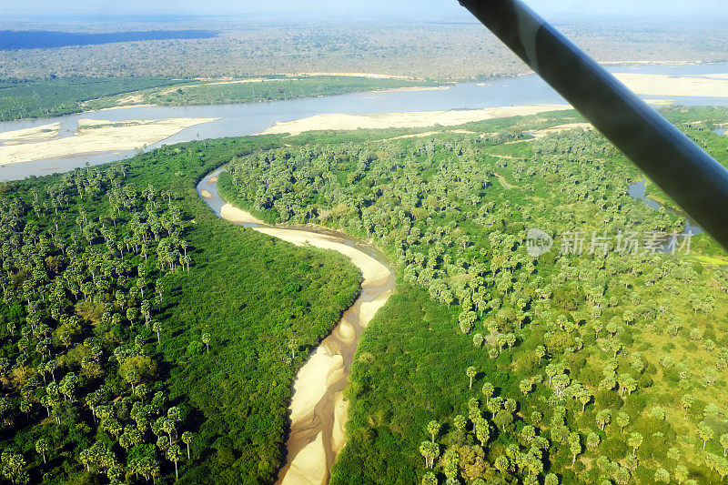 飞越坦桑尼亚塞洛斯野生动物保护区
