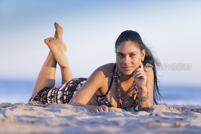 一名巴西女子躺在里约热内卢伊帕内玛海滩的沙滩上