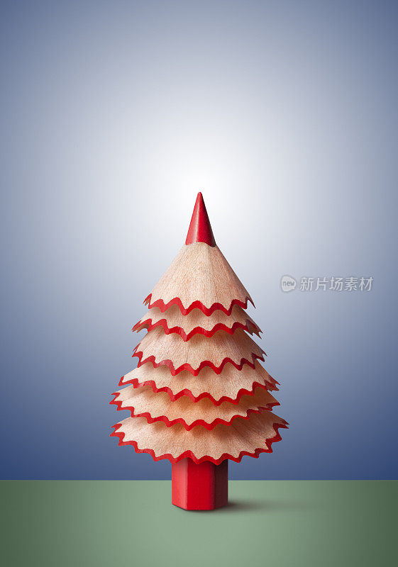 用铅笔和它的木屑做成的圣诞树