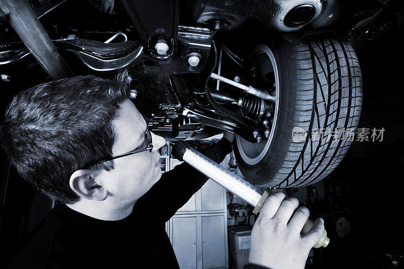 机械师正在检查一辆现代汽车的减震器