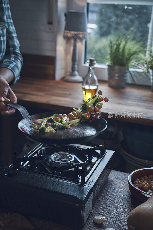 为素食南瓜披萨准备配料