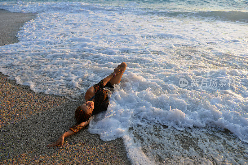 女人在享受海浪。