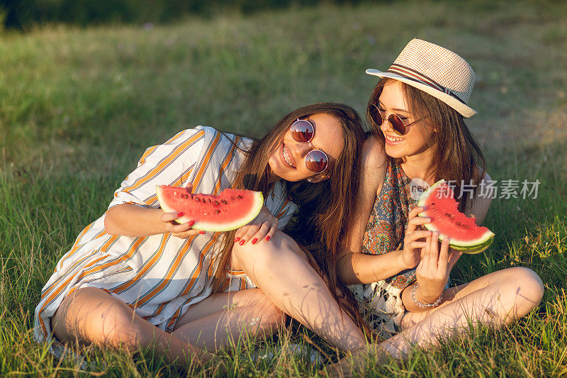 两个女人在外面吃西瓜