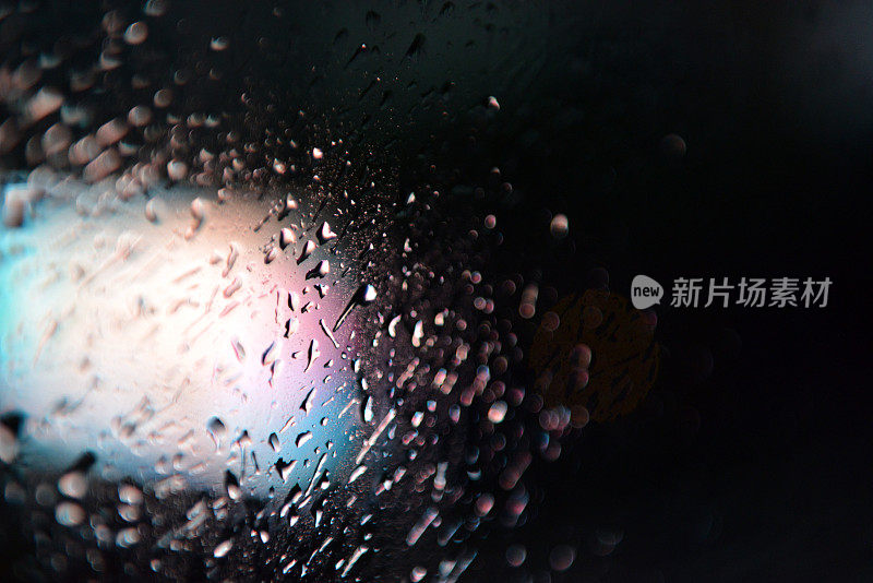 小雨打在窗口