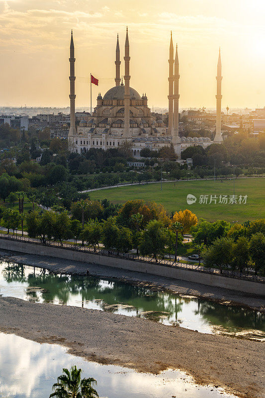 土耳其阿达纳的塞纳河和Sabancı清真寺