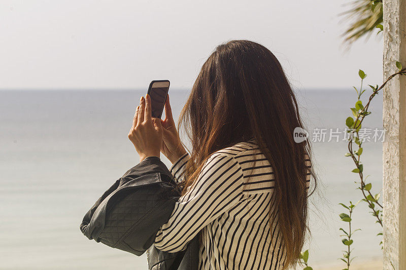 年轻的巴西女人在土耳其伊斯坦布尔拍照