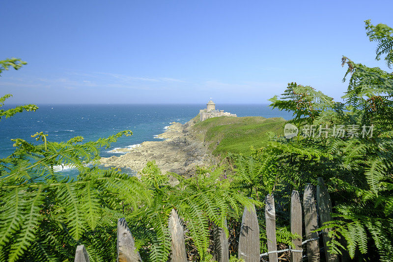 在法国布列塔尼的绿色海岸在夏天拉拿铁堡