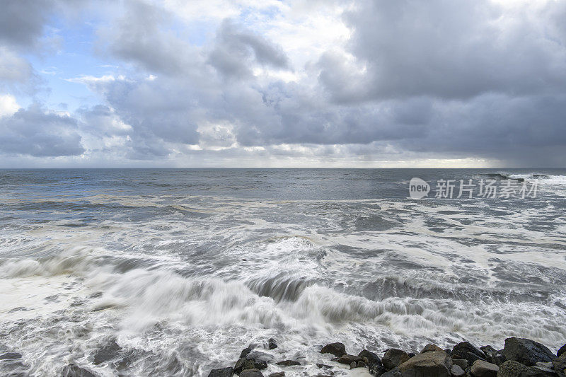 加利福尼亚海岸附近汹涌的海浪