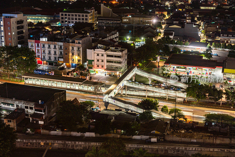 印尼雅加达Jelambar村，夜间设有快速公交站