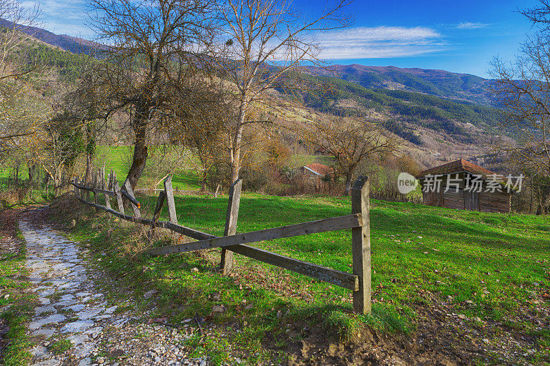 栅栏，小路和谷仓在一个村庄Küre山国家公园，卡斯塔莫努，土耳其