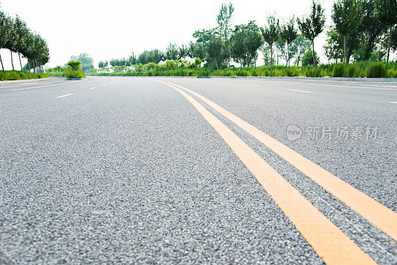 一条道路上的双黄线