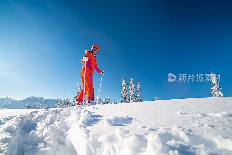 滑雪女子阳光滑雪深雪回望