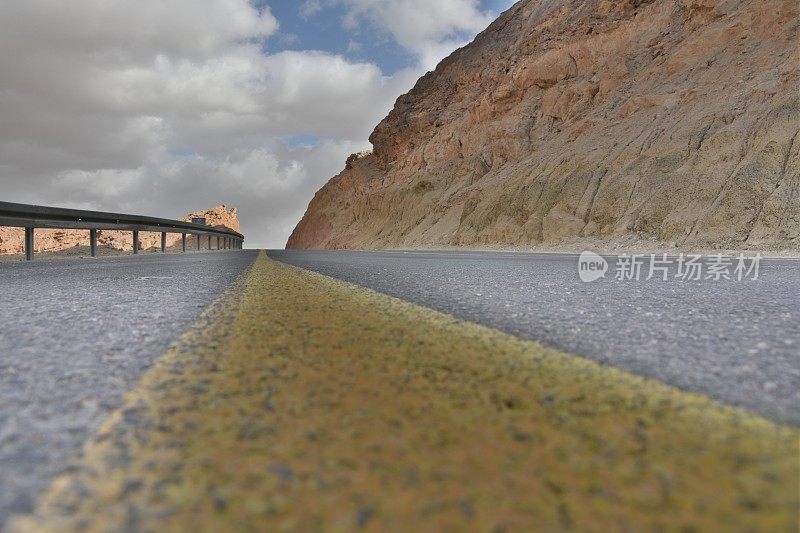 沙漠道路从地面看，HDR