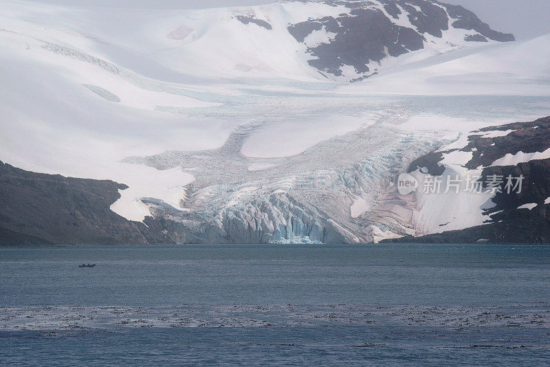 全景南极声与浮动的平顶冰山