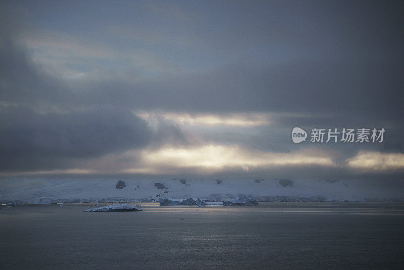 夕阳下美丽海面上的冰山