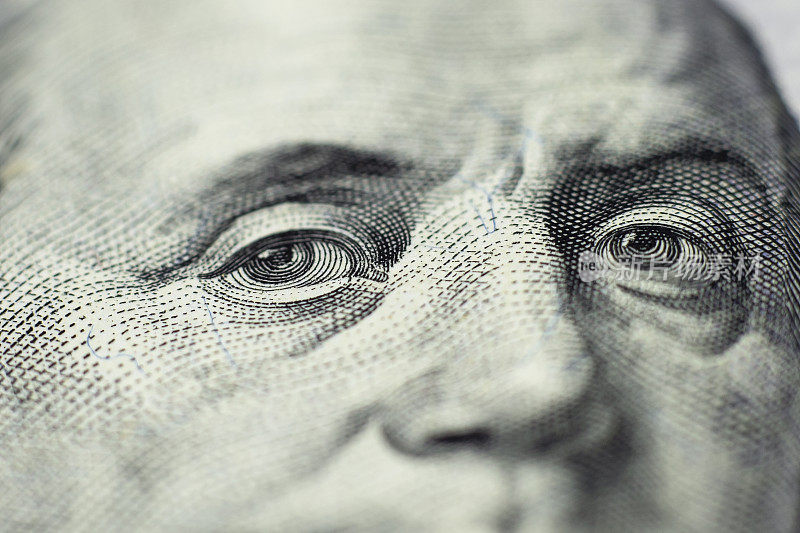 百元美钞上的本杰明·富兰克林。本杰明富兰克林肖像宏观美元钞票或纸币。有选择性的重点。