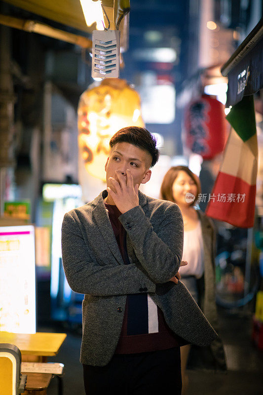 下班后参观日本居酒屋小巷的年轻人