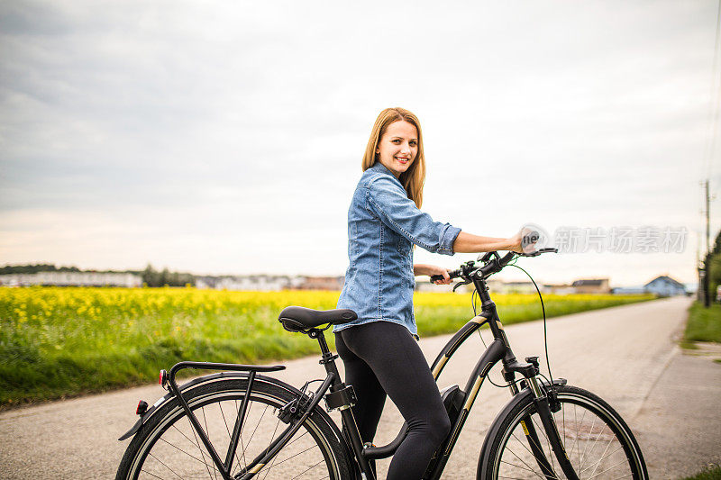 骑电动自行车的女人