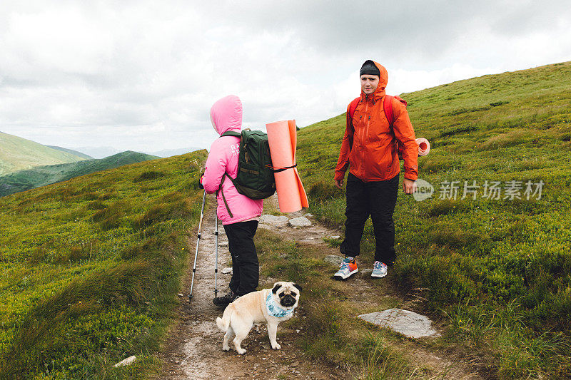 男人，女人和狗在户外度过他们最好的时光