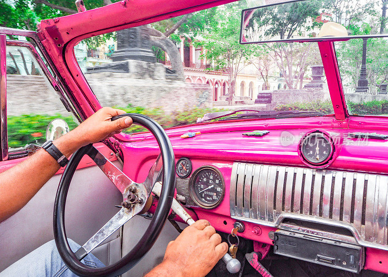 在古巴哈瓦那的一辆旧美国车里