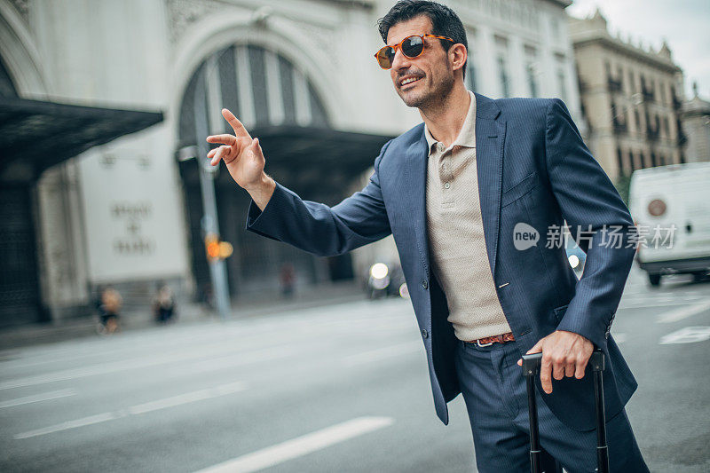 一名男子在街上打出租车