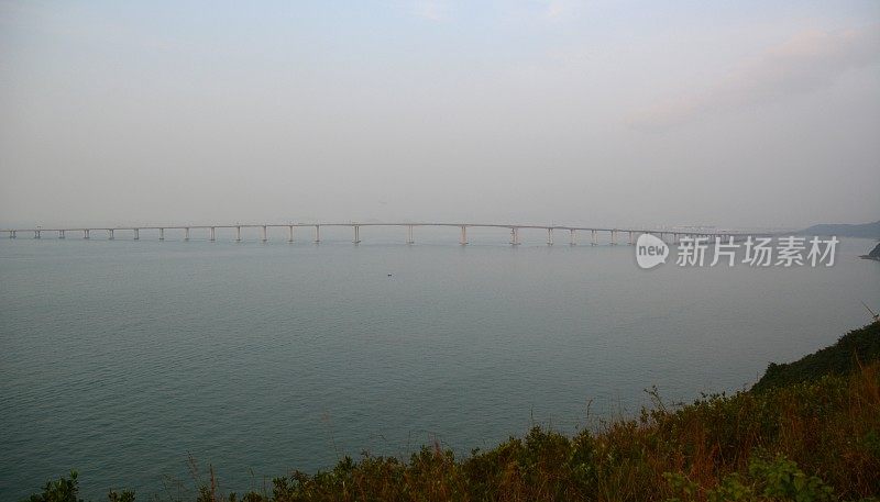 香港大屿山大澳富山观景台俯瞰港珠澳大桥