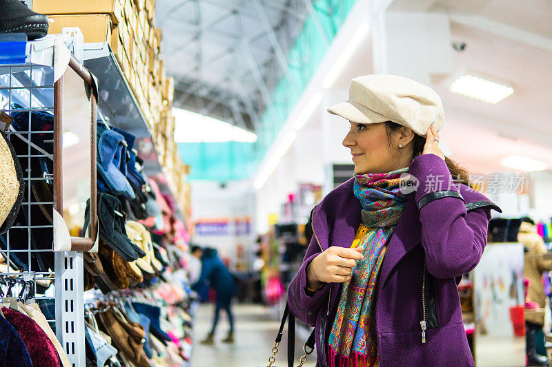 优雅的女人在服装店