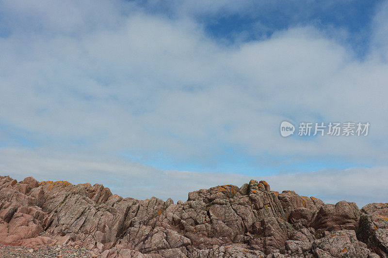 悬崖上的岩石和岩石池由红彼得黑德花岗岩制成