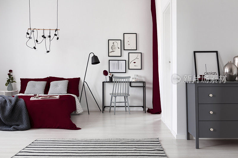 白色，勃艮第和灰色的卧室室内设计在现代女性公寓