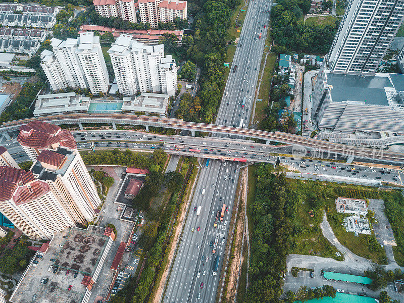 从无人机鸟瞰图上看，马来西亚达马萨拉镇的高速公路和单轨铁路在高峰时段出现交通堵塞