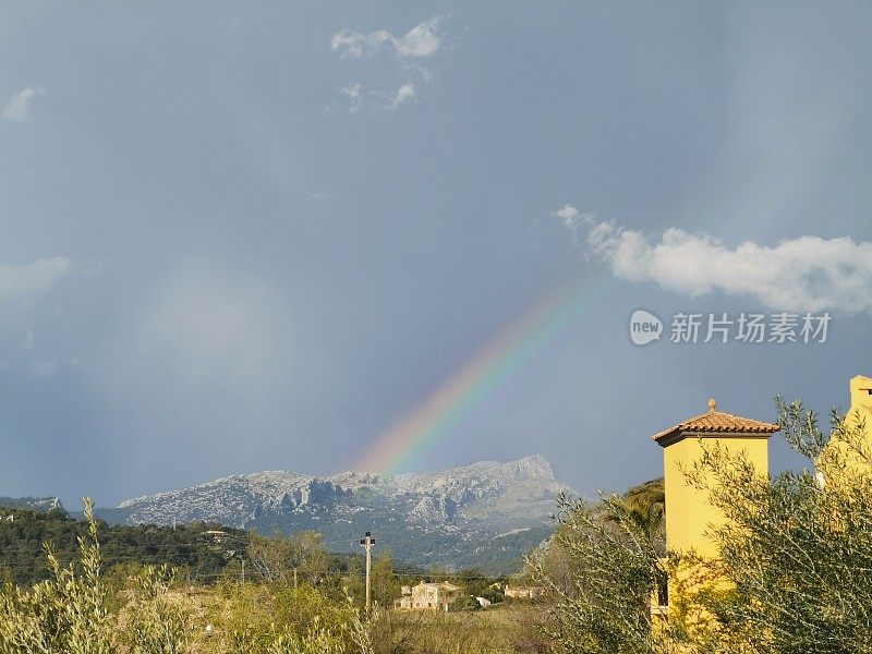 马略卡山脉在春雨过后呈现如画般的彩虹