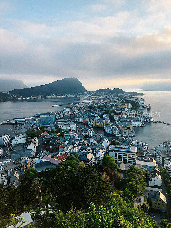 来自Fjellstua观点的Alesund