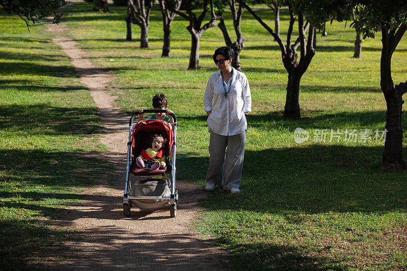 妈妈，儿子和宝贝女儿在公园里玩得很开心