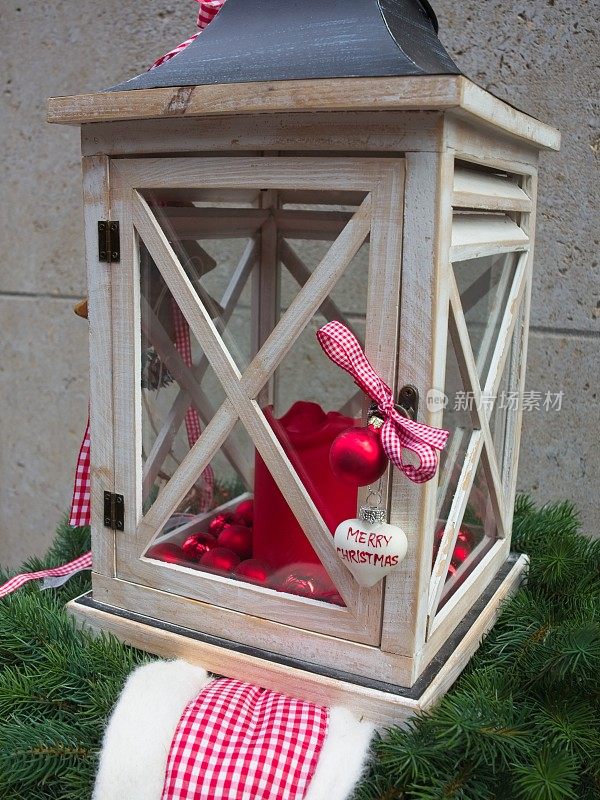 带有红烛和圣诞装饰品的旧木制灯笼