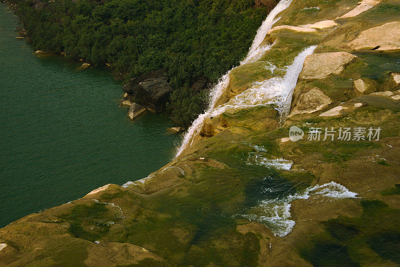Purwa瀑布的顶部，俯瞰下面的河流，Rewa区，中央邦，印度