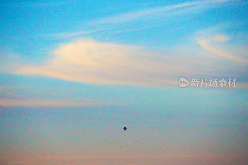 旅游游猎热气球在充满活力的空气中
