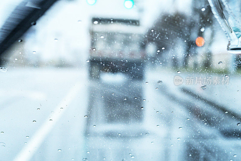 模糊的冬雨和雨夹雪风暴挡风玻璃刮水器