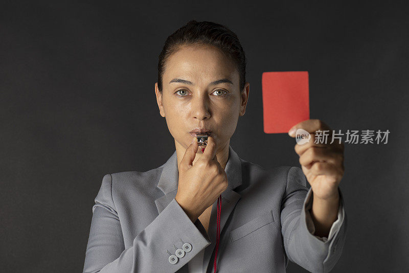 拿着红牌，吹着哨子的女商人