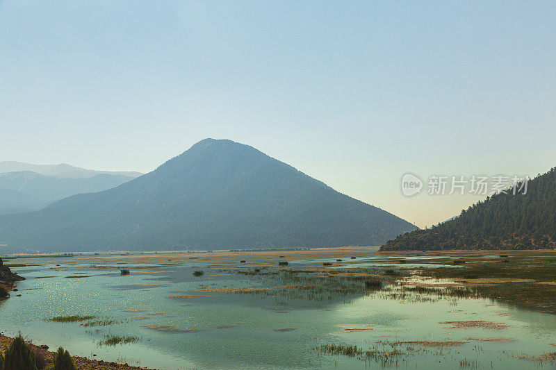 土耳其安塔利亚的黄昏山景