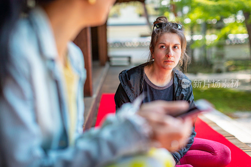 白种女人放松在寺庙花园