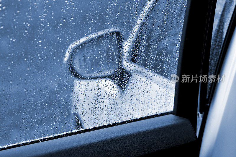 大雨时，水珠落在车窗玻璃上