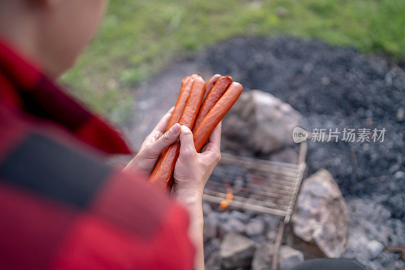 小女孩在烤架上准备食物